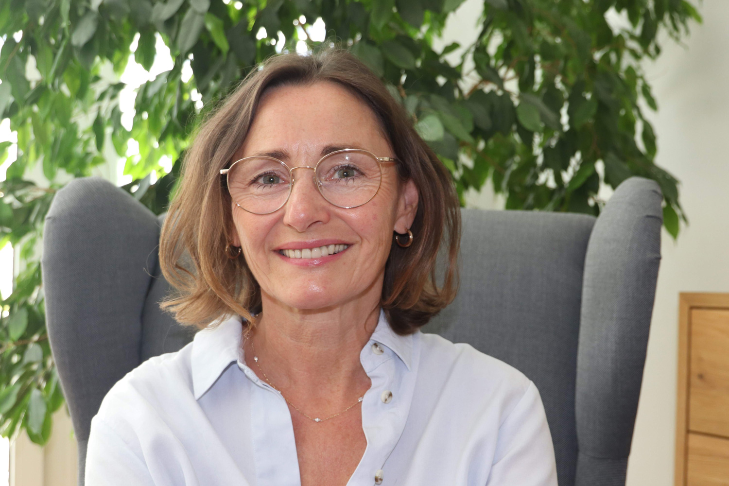Elisabeth im Sessel